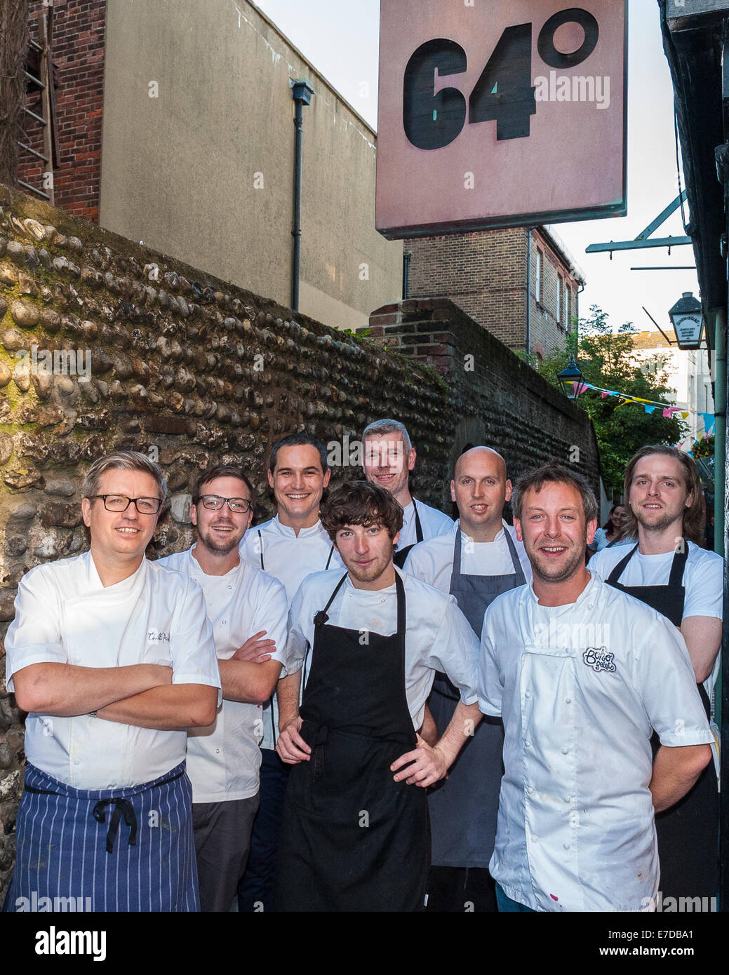 Brighton, UK. 14. Sep, 2014. Köche mit der Küche team Ouside 64 Grad. Sechs Sussex Spitzenköche jedes arbeiten mit einem lokalen Produzenten in einer kulinarischen Tour De Force, neue Gerichte für Gäste während Brighton & Hove Food and Drink Festival Lebensmittellabor Event bei 64 Grad zu erstellen. Bildnachweis: Julia Claxton/Alamy Live-Nachrichten Stockfoto