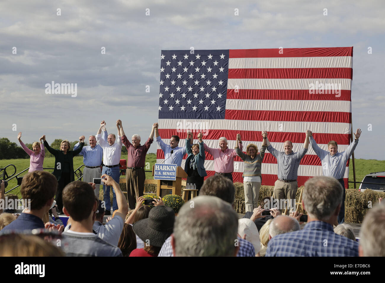 Indianola, IOWA, USA. 14. Sep, 2014. Alle Kongress- und Bundesstaat Iowa Kandidaten Join TOM HARKIN und RUTH und BILL AndHILLARY CLINTON für ein Finale wie sie bitten, dass ihre treuen Anhänger, Teilnahme an der 37. TOM HARKIN Steak Braten Sonntag, 14. September 2014, im nationalen Ballon klassische Ballon Feld in Indianola, Iowa, raus und helfen, Demokraten Amt gewählt. Von links: RUTH HARKIN, HILLARY CLINTON, TOM HARKIN, DAVE LOEBSACK, JACK HATCH, BRUCE BRALEY, MONICA VERNON, BILL CLINTON, STACI APPEL, JIM MOWRER und PAT MURPHY. Bildnachweis: Jerry Mennenga/ZUMA Draht/Alamy Live-Nachrichten Stockfoto