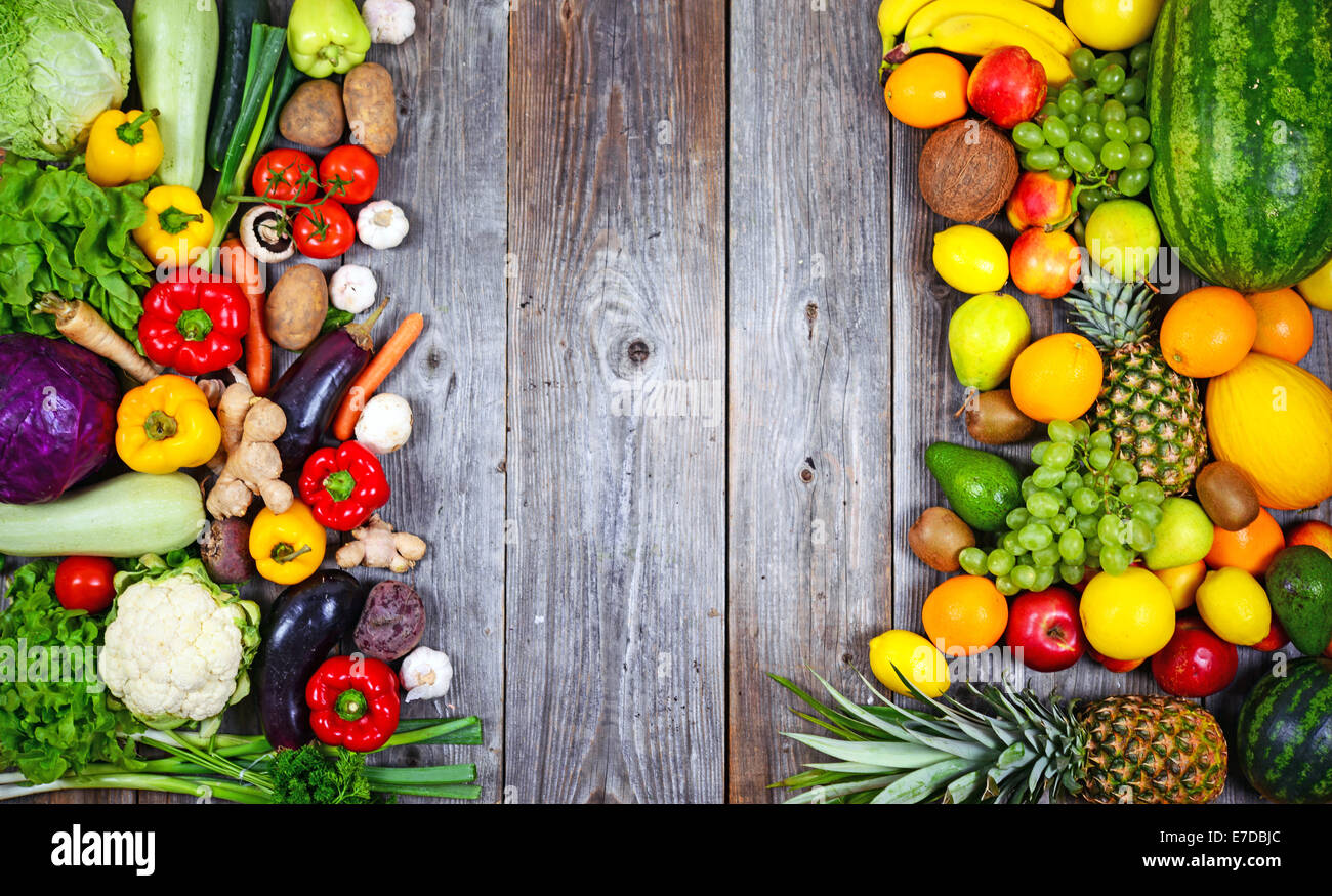 Große Gruppe von frischem Gemüse und Obst auf hölzernen Hintergrund