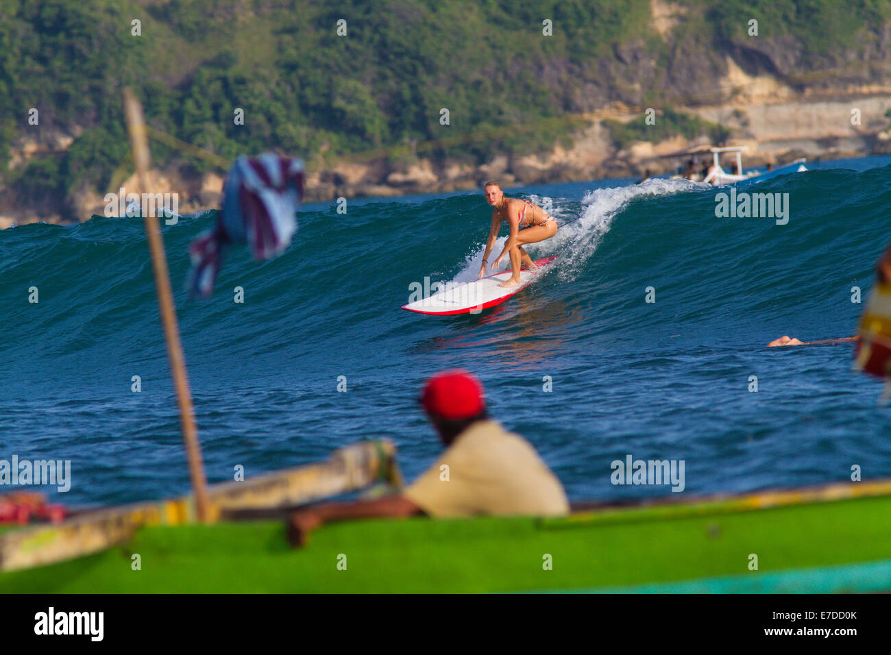 Eine Welle surfen. Lombok. Indonesien. Stockfoto