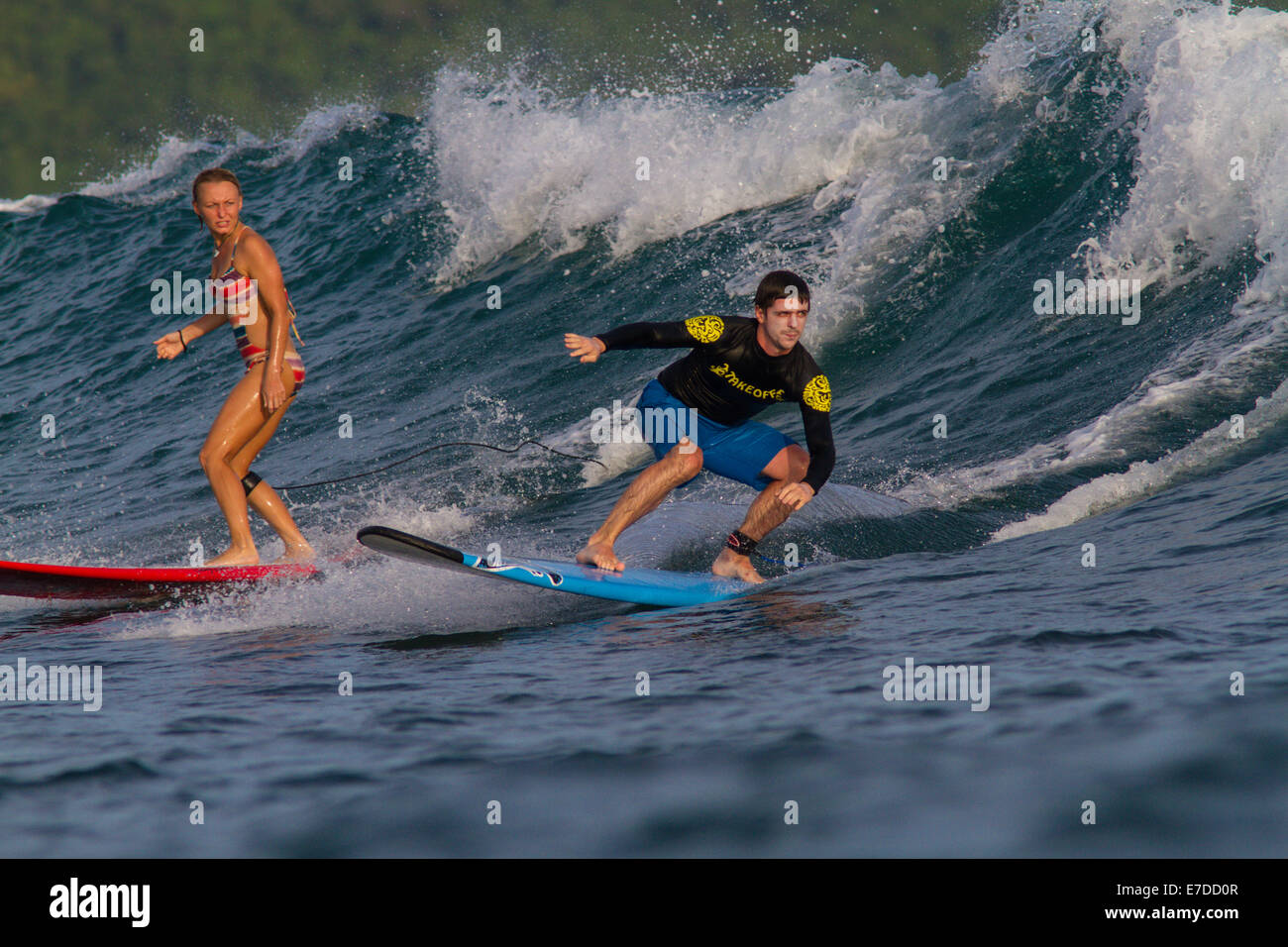 Eine Welle surfen. Lombok. Indonesien. Stockfoto