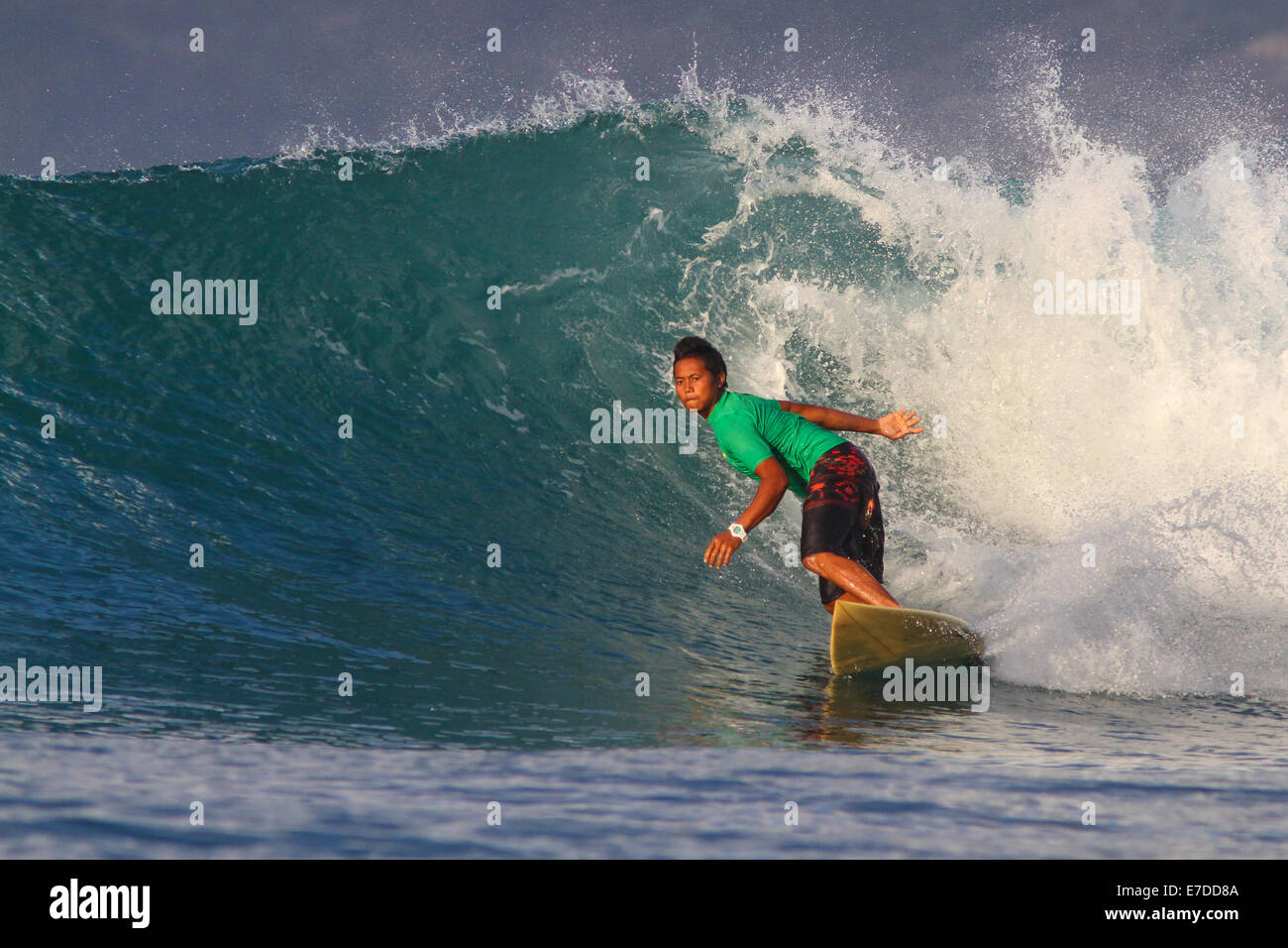 Eine Welle surfen. Stockfoto