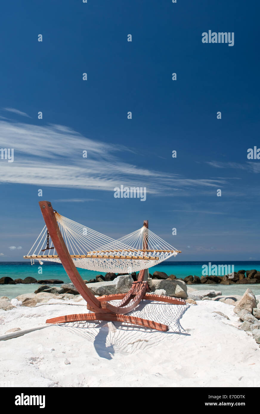 Eine entspannende Hängematte an einem der weißen Sandstrände von Aruba Stockfoto