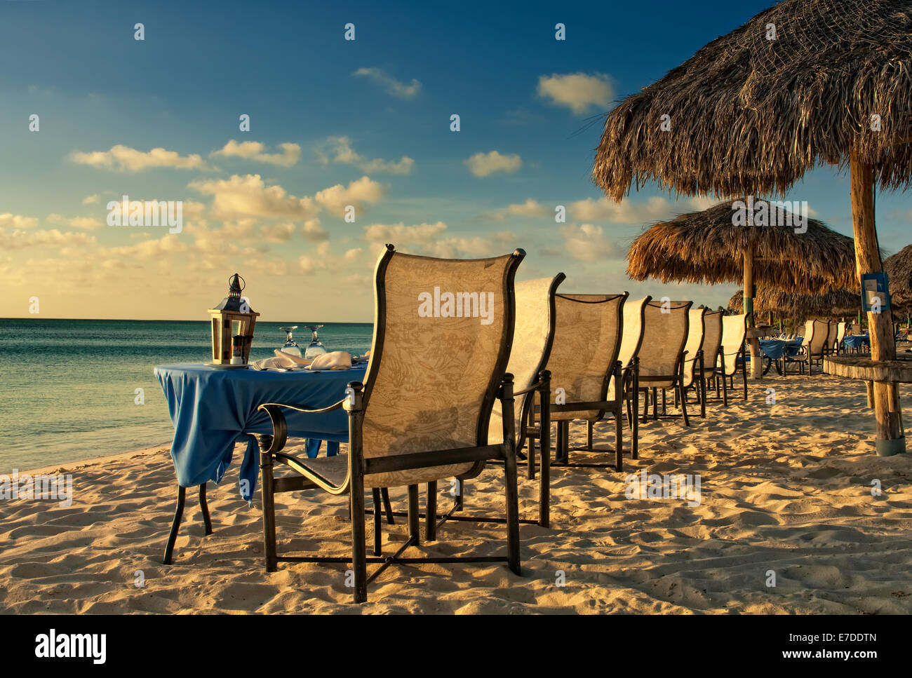 Am Strand Tische erwarten Gäste für ein Abendessen bei Sonnenuntergang in Aruba Stockfoto