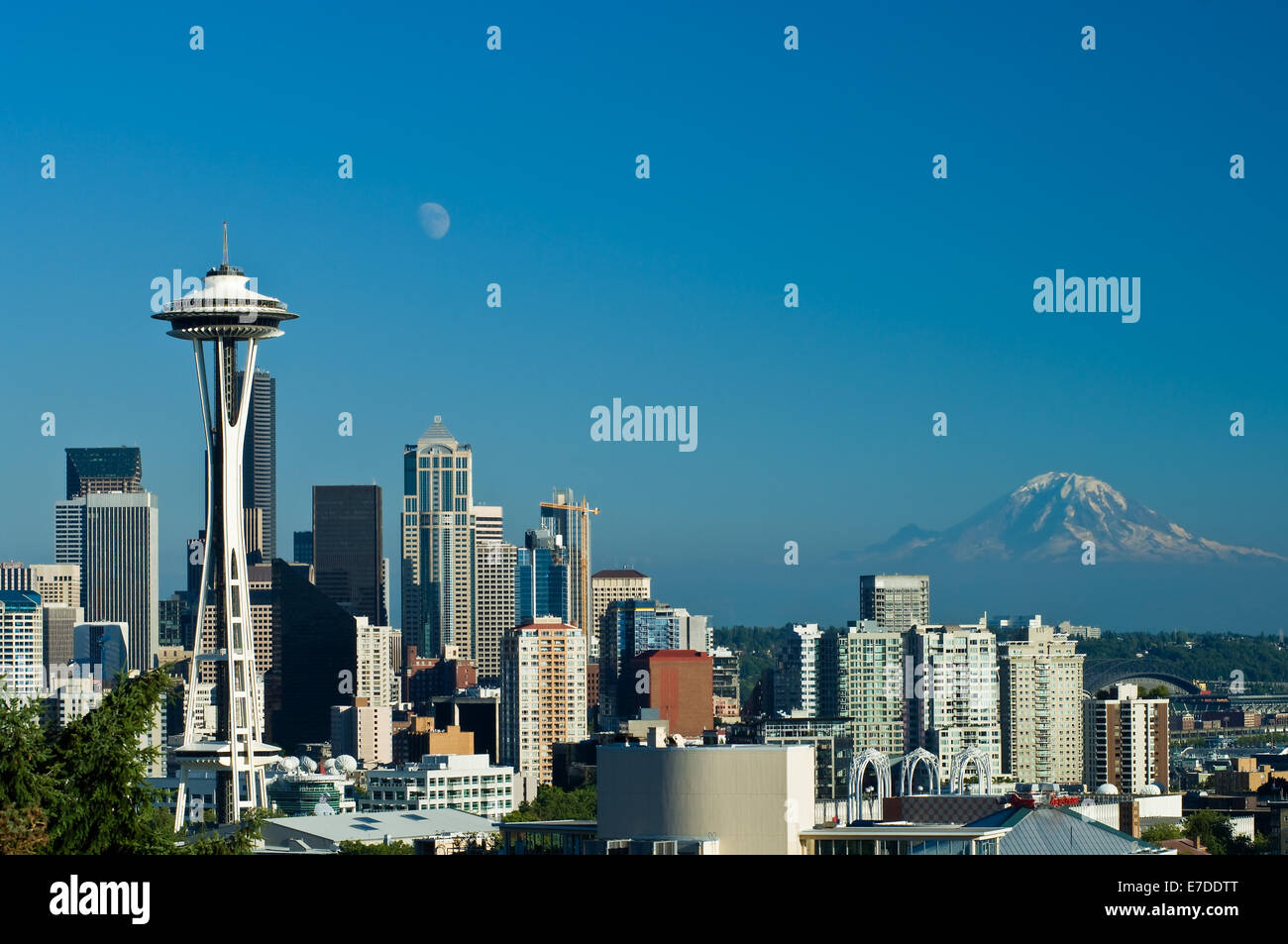 Downtown Seattle mit Blick auf die Space Needle, Mount Rainier und fast Vollmond. Stockfoto