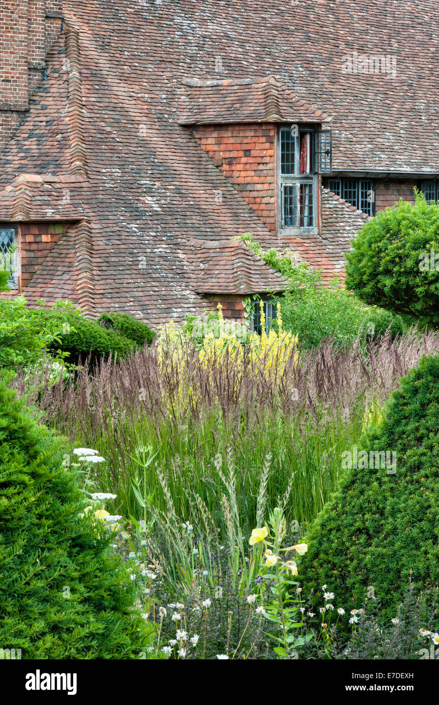 Great Dixter, East Sussex - Garten geschaffen und berühmt geworden durch Christopher Lloyd. Das Haus aus dem Pfau Garten gesehen Stockfoto