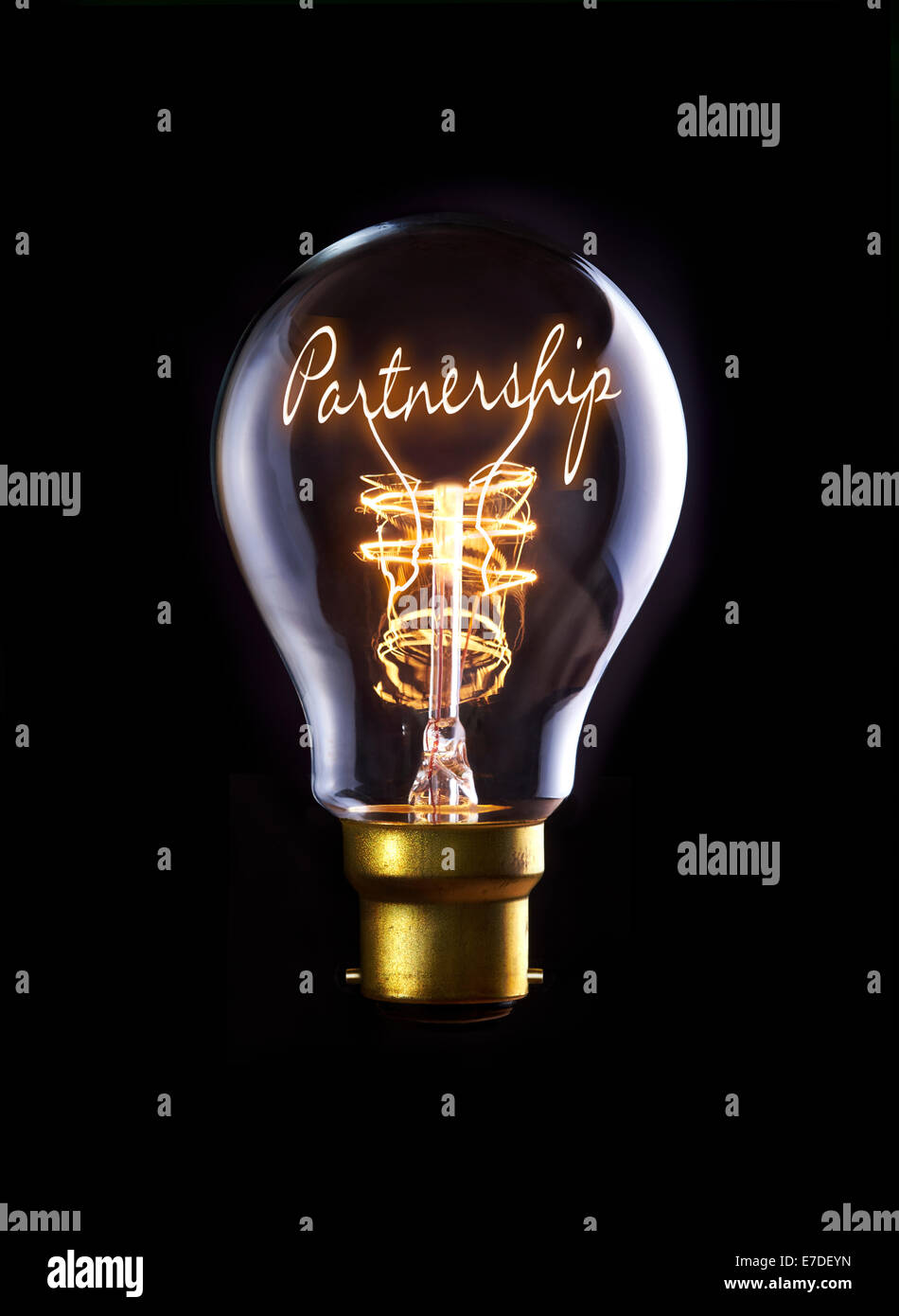 Das Konzept der Partnerschaft in einem Filament-Glühbirne. Stockfoto