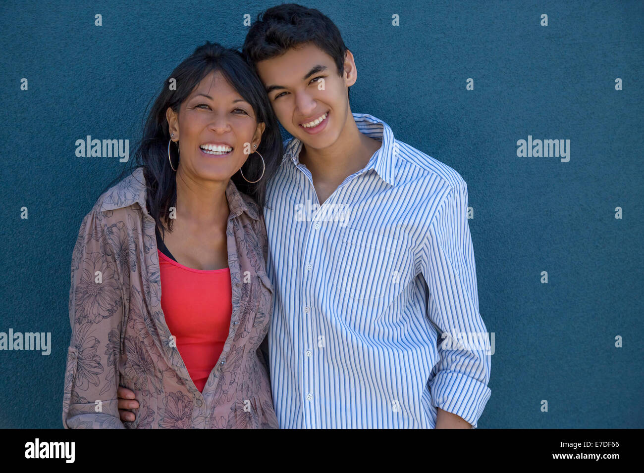 Mutter mit ihrem Sohn im Teenageralter Stockfoto