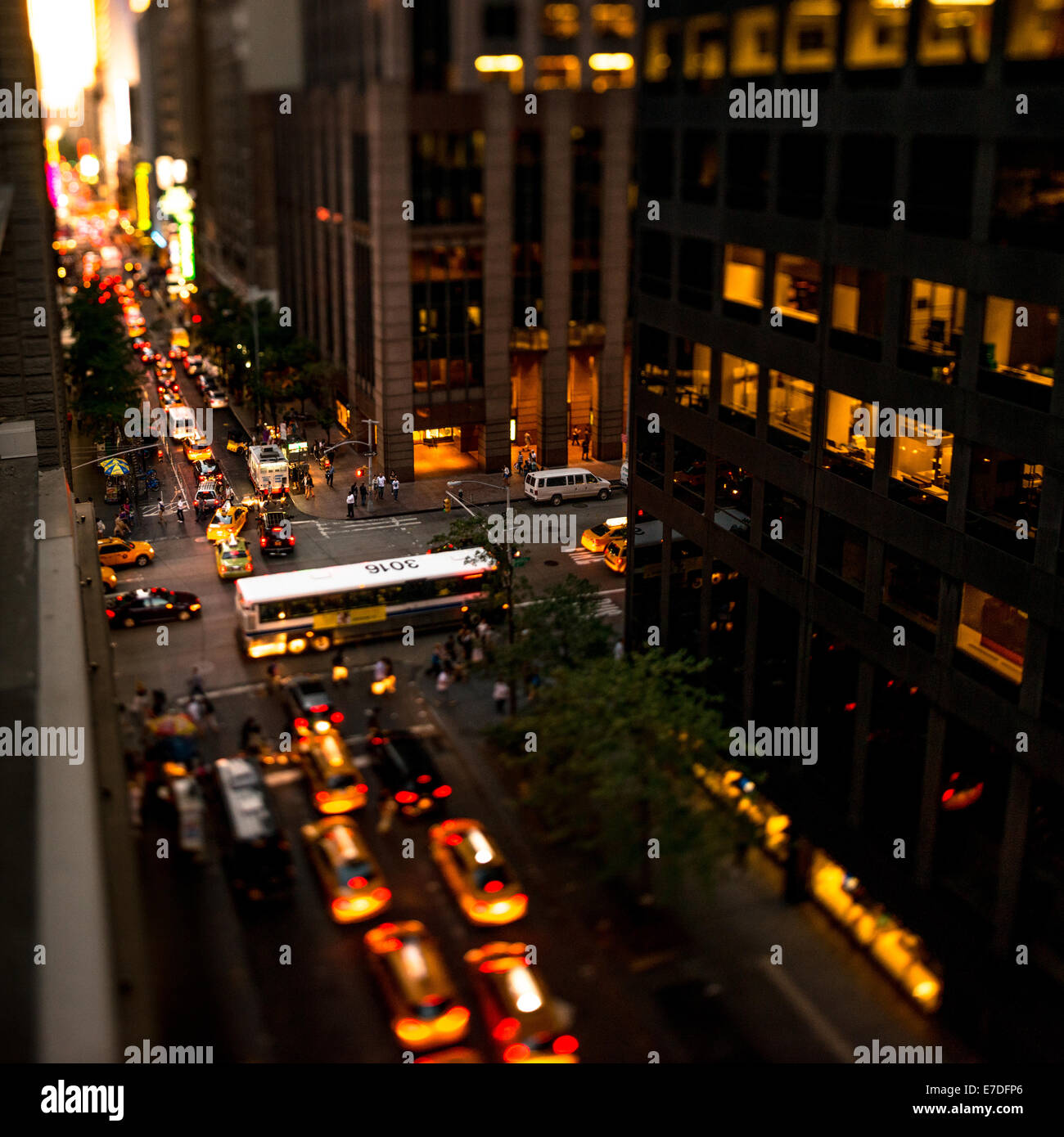 Manhattan-Straße in den späten Abend Stockfoto
