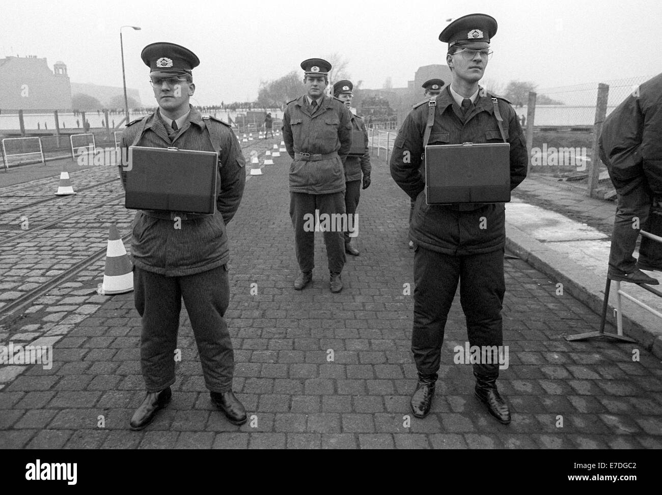 DDR-Grenzsoldaten stehen an einem vorläufigen Grenzübergang am Potsdamer Platz und Visa von Aktentaschen in Berlin, Deutschland, 12. November 1989 auszustellen. Die Grenzöffnung und der Fall der Mauer wurde während einer Pressekonferenz am 9. November 1989 kurz angekündigt. Am folgenden Tag waren Grenzübergänge kontinuierlich erstellt wird. Die innerdeutsche Grenze, die das Land seit 1961 geteilt hatte, hörte praktisch bestehenden. Foto: Eberhard Kloeppel Stockfoto