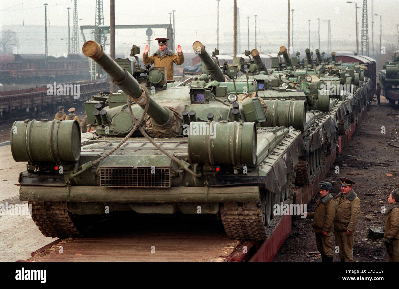 Russische Panzer sind für den Transport zurück nach ihrer sibirischen ...