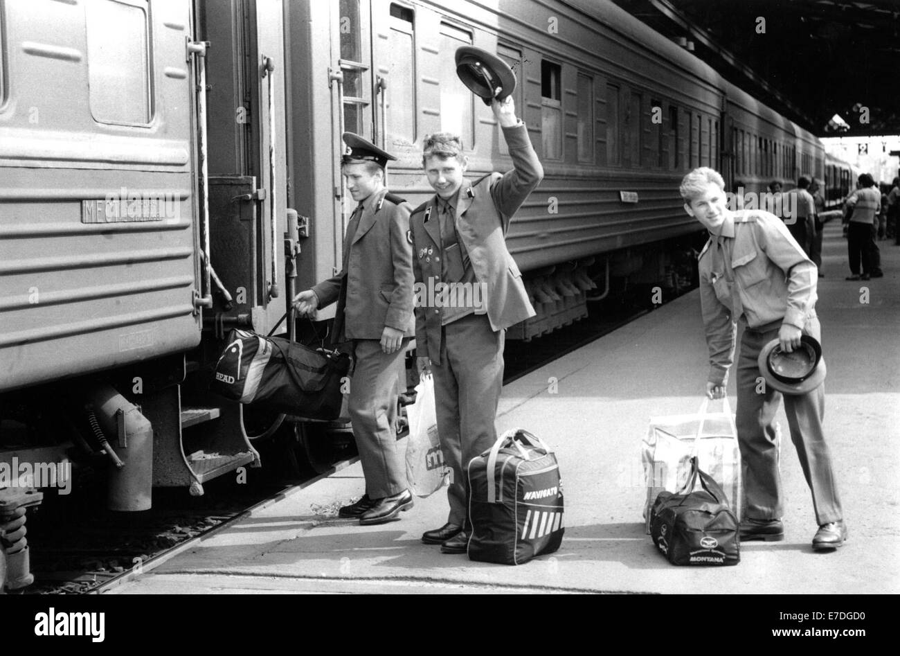 West-Gruppe (Sowjetunion - bis 1989 Gruppe der sowjetischen Streitkräfte in Deutschland - GSSD) Soldaten verlassen vom Bahnhof Dresden-Neustadt, Deutschland, 1. Februar 1992. Foto: Ulrich Häßler Stockfoto