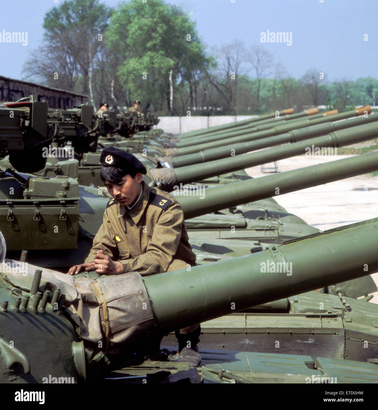 Soldaten der sowjetischen Armee bereiten ihre Tanks für den Transport zurück in die Sowjetunion an ihre Garnison in der Burg im Juli 1990. Der Vertrag über die abschließende Regelung in Bezug auf Deutschland entschied, dass der Rückzug der sowjetischen Truppen aus dem Gebiet der ehemaligen DDR bis zum Ende des Jahres 1994. Foto: Hans Wied - kein Draht-Dienst- Stockfoto