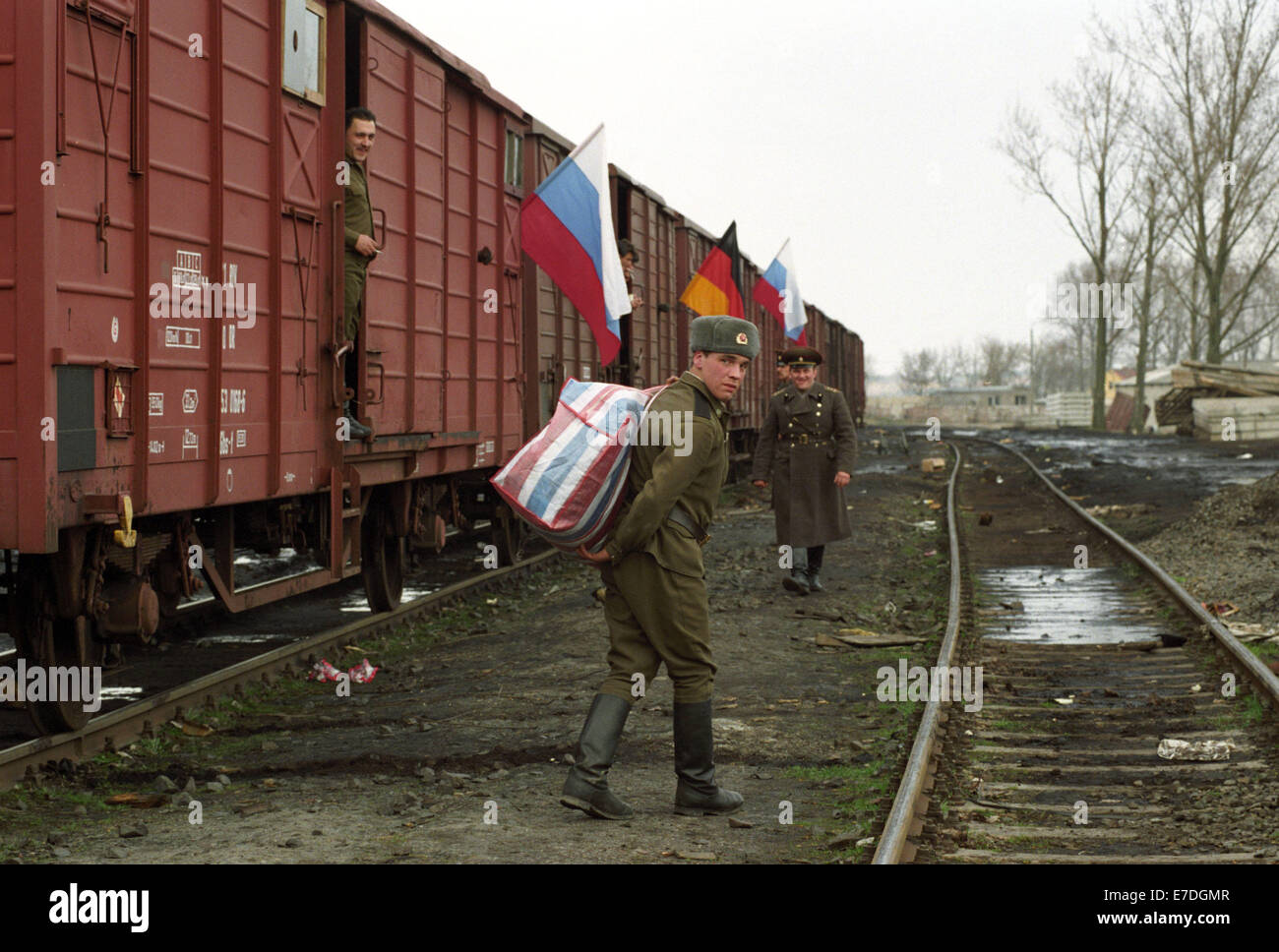 Zwei russische Soldaten verlassen, wie die Armee aus Hillersleben, Deutschland, 6. April 1994 ist. Truppen und Offiziere der 47. Panzerdivision zurück nach Russland. Zur Zeit rund 5000 Menschen waren Hillersleben eingesetzt, früher in der DDR hatte es einige 15.000 gewesen. Foto: Peter Foerster Stockfoto