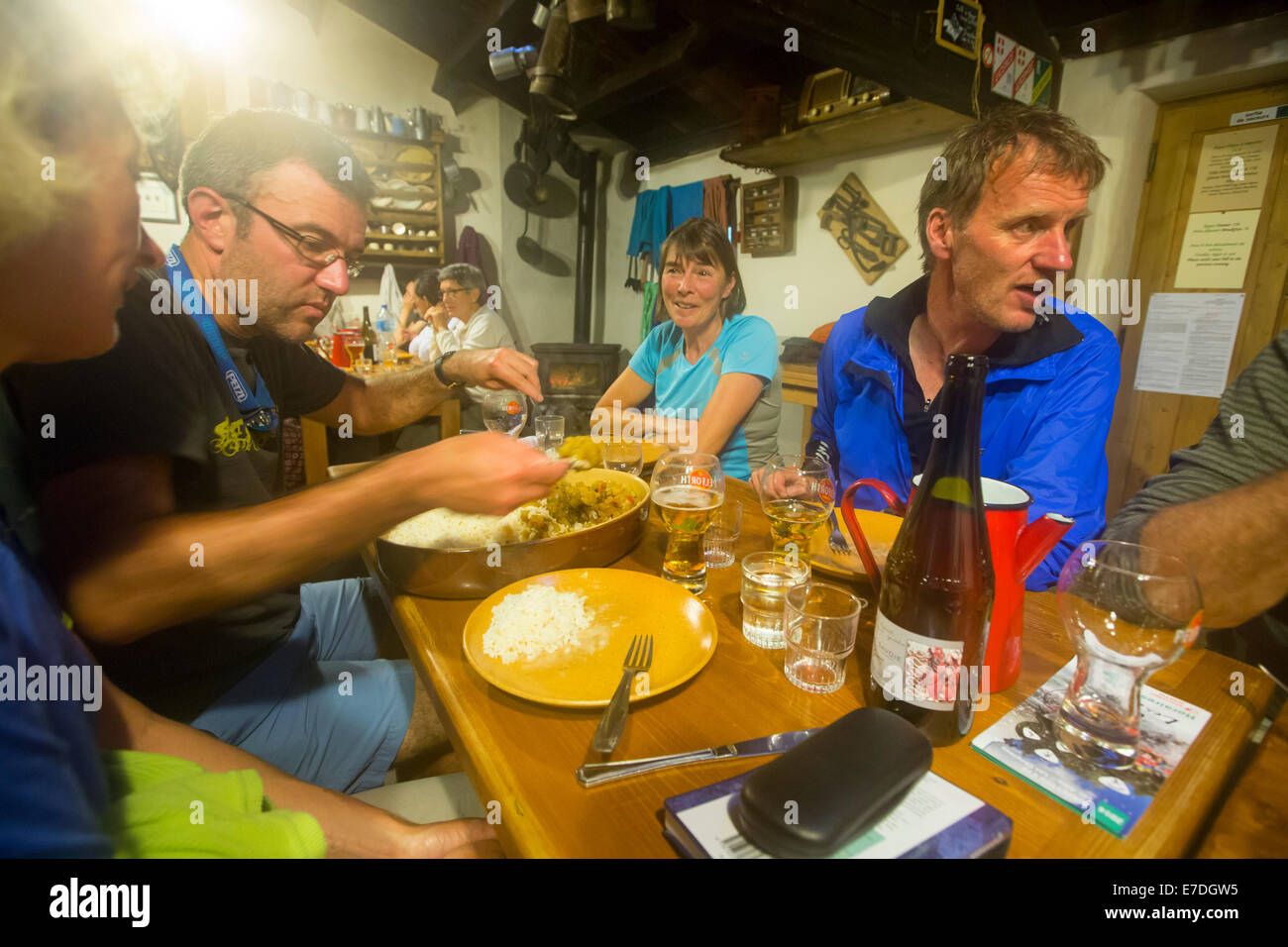 Wanderer die Tour du Mont-Blanc, verbringt die Nacht am Refuge Des Mottets unten Mont Pfiffikus zu tun. Stockfoto Wanderer die Tour du Mont-Blanc, verbringt die Nacht am Refuge Des Mottets unten Mont Pfiffikus zu tun. Stockfoto