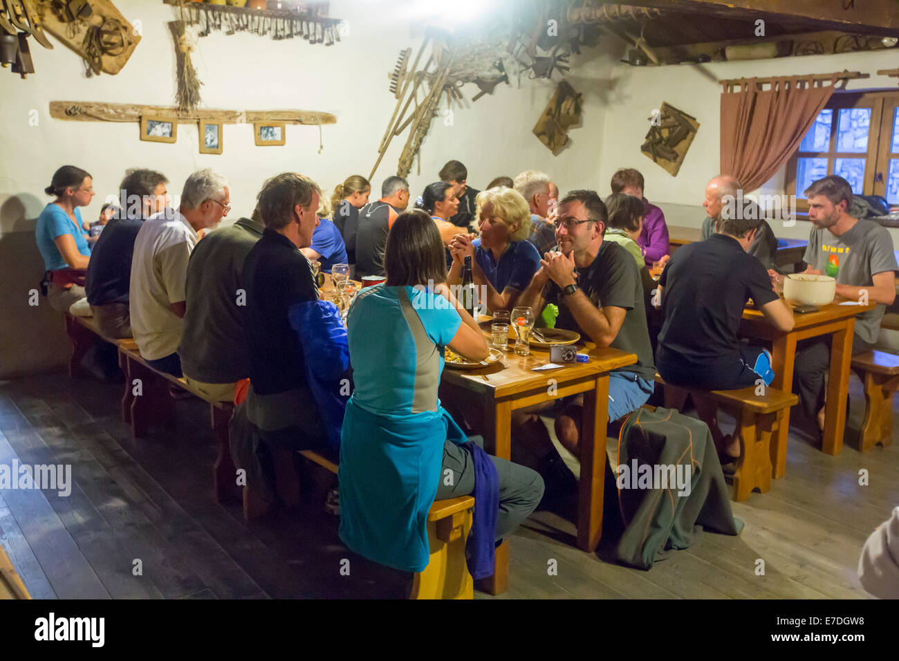 Wanderer die Tour du Mont-Blanc, verbringt die Nacht am Refuge Des Mottets unten Mont Pfiffikus zu tun. Stockfoto Wanderer die Tour du Mont-Blanc, verbringt die Nacht am Refuge Des Mottets unten Mont Pfiffikus zu tun. Stockfoto