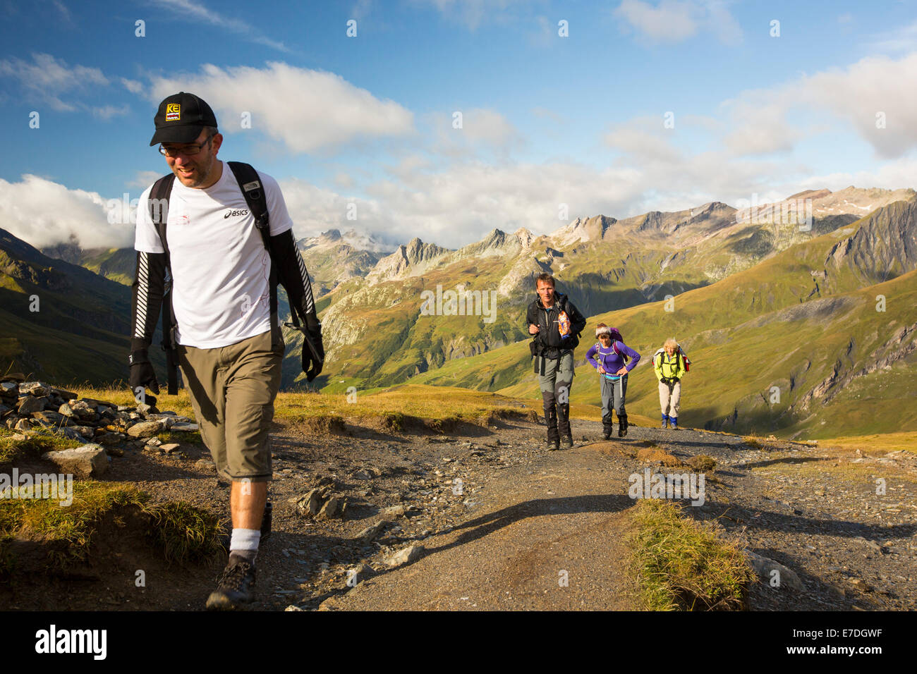 Wanderer auf die Tour de Mont Blanc den Col De La Seigne aufsteigend Stockfoto Wanderer auf die Tour de Mont Blanc den Col De La Seigne aufsteigend Stockfoto