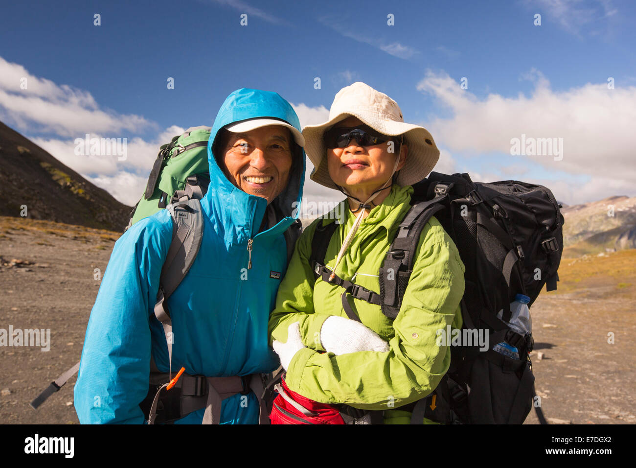 Ein Taiwanese paar Walking auf die Tour de Mont Blanc auf den Col De La Seigne. Stockfoto