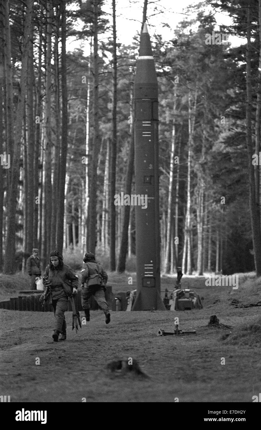 Nationalen Volksarmee Armee (NVA) Soldaten an einer startenden Plattform mit einer Rakete während eines Manövers der Verteidigung Luftstreitkräfte, Ort unbekannt, undatiert von 1983. Foto: Reinhard Kaufhold - kein Draht-Dienst- Stockfoto