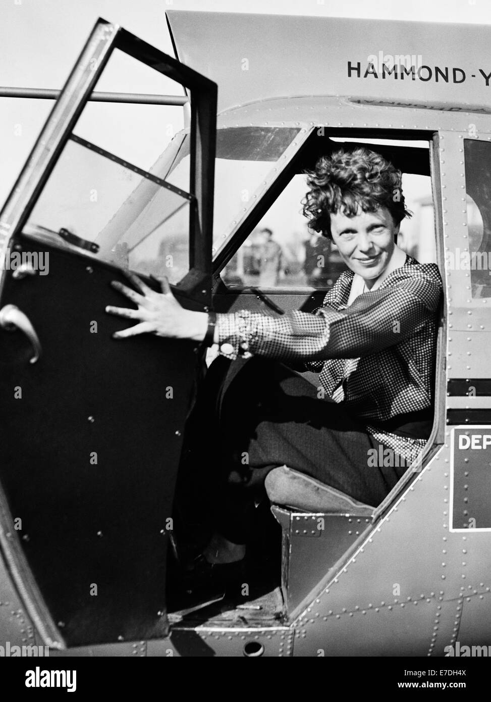Vintage-Foto der amerikanischen Luftfahrtpionierin und Autorin Amelia Earhart (1897 – 1939 für tot erklärt) – Earhart und ihr Navigator Fred Noonan verschwanden 1937 bekanntermaßen, als sie versuchte, das erste Weibchen zu werden, das einen Rundflug über den Globus absolvierte. Earhart ist im Jahr 1936 im Cockpit eines US-Handelsministeriums abgebildet. Stockfoto