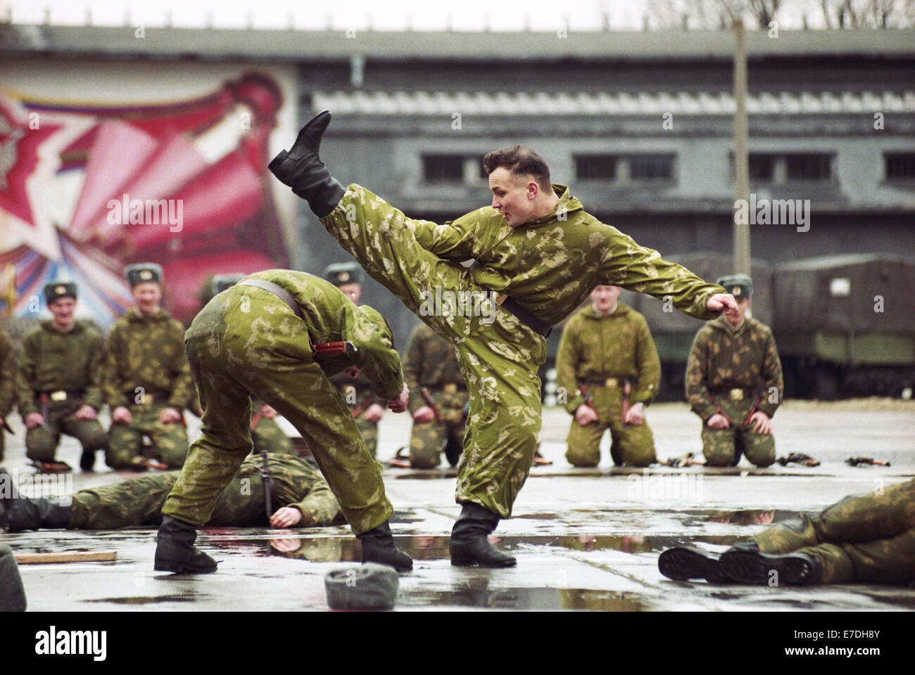 Soldaten der 34. Artillerie-Division der sowjetischen Armee zeigen ihre enge Kampffähigkeiten während ihrer Abschiedsrede an der roten Kaserne in Potsdam am 18. März 1994. Die Soldaten marschierten aus der Kaserne nach den Demonstrationen, nach Russland zurückzukehren. Foto: Bernd Settnik /dpa Stockfoto