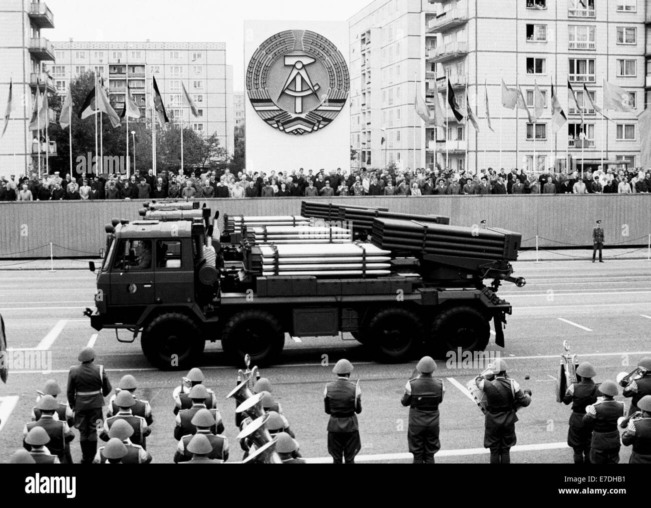 Militärparade zum 29. Jahrestag der DDR in Berlin, Deutschland, 7. Oktober 1988. Die große Tribüne ist hier abgebildet. Die DDR-Regierung verwendet Großveranstaltungen wie diese, um ihre militärische Stärke zu demonstrieren. Foto: Reinhard Kaufhold Stockfoto