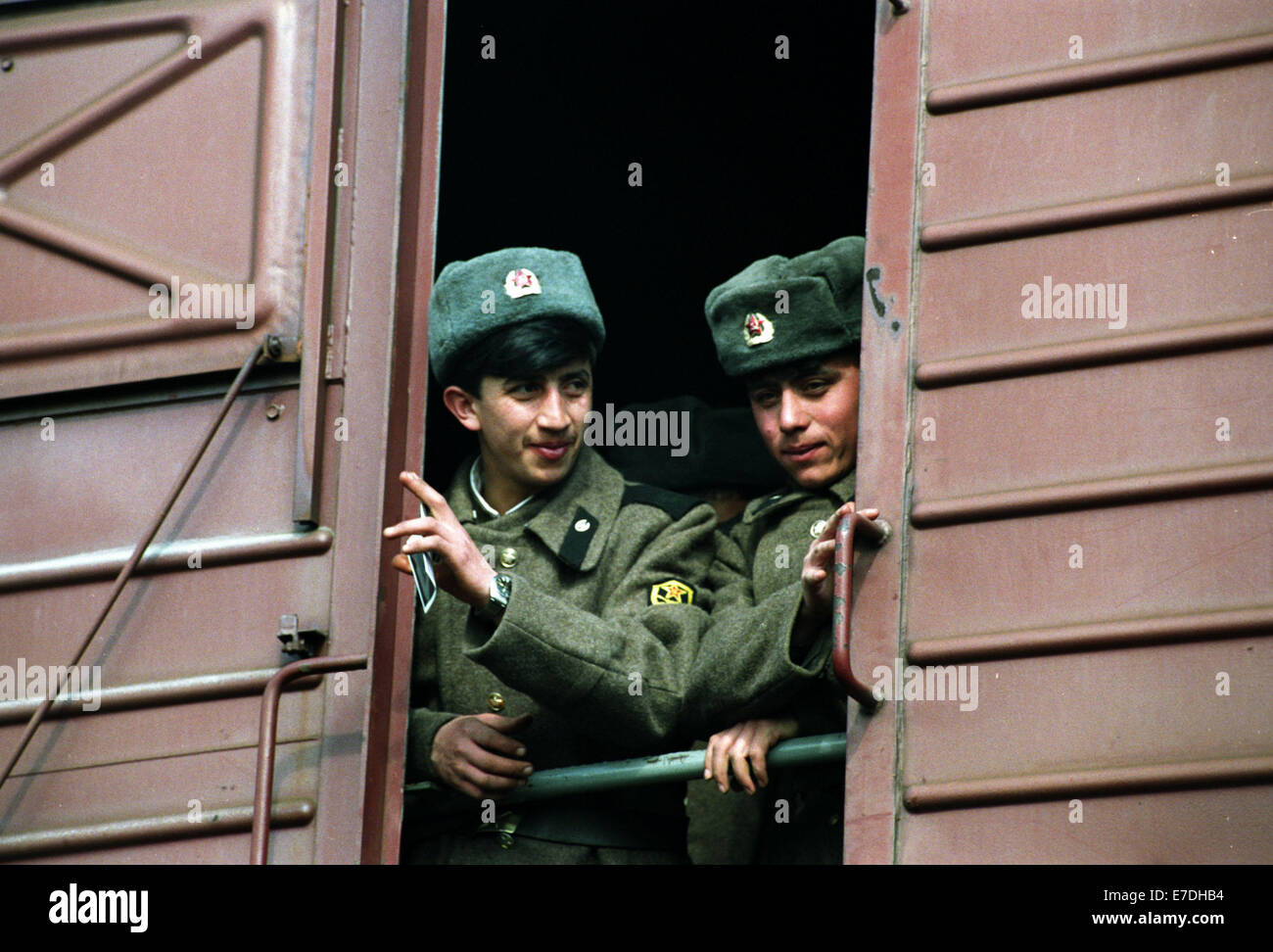 Zwei russische Soldaten verlassen, wie die Armee aus Hillersleben, Deutschland, 6. April 1994 ist. Truppen und Offiziere der 47. Panzerdivision zurück nach Russland. Zur Zeit rund 5000 Menschen waren Hillersleben eingesetzt, früher in der DDR hatte es einige 15.000 gewesen. Foto: Peter Foerster Stockfoto