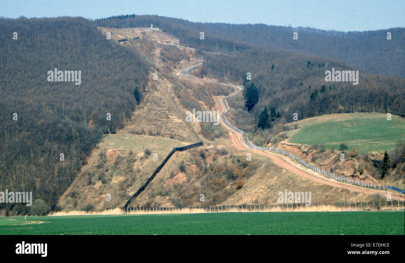 Einen imposanten Blick auf die innerdeutsche Grenze mit Zaun und Guard Tower auf der Junkerkupp zwischen Niedersachsen und Thüringen in der Nähe von Bornhagen, Deutschland, Juli 1984. Hier verlief die Grenze zwischen Ost und West Deutschland durch bis 1989. (Siehe Bilder PA 24754750 und 24754749 zum Vergleich). Foto: Jürgen Ritter - kein Draht-SERVICE Stockfoto