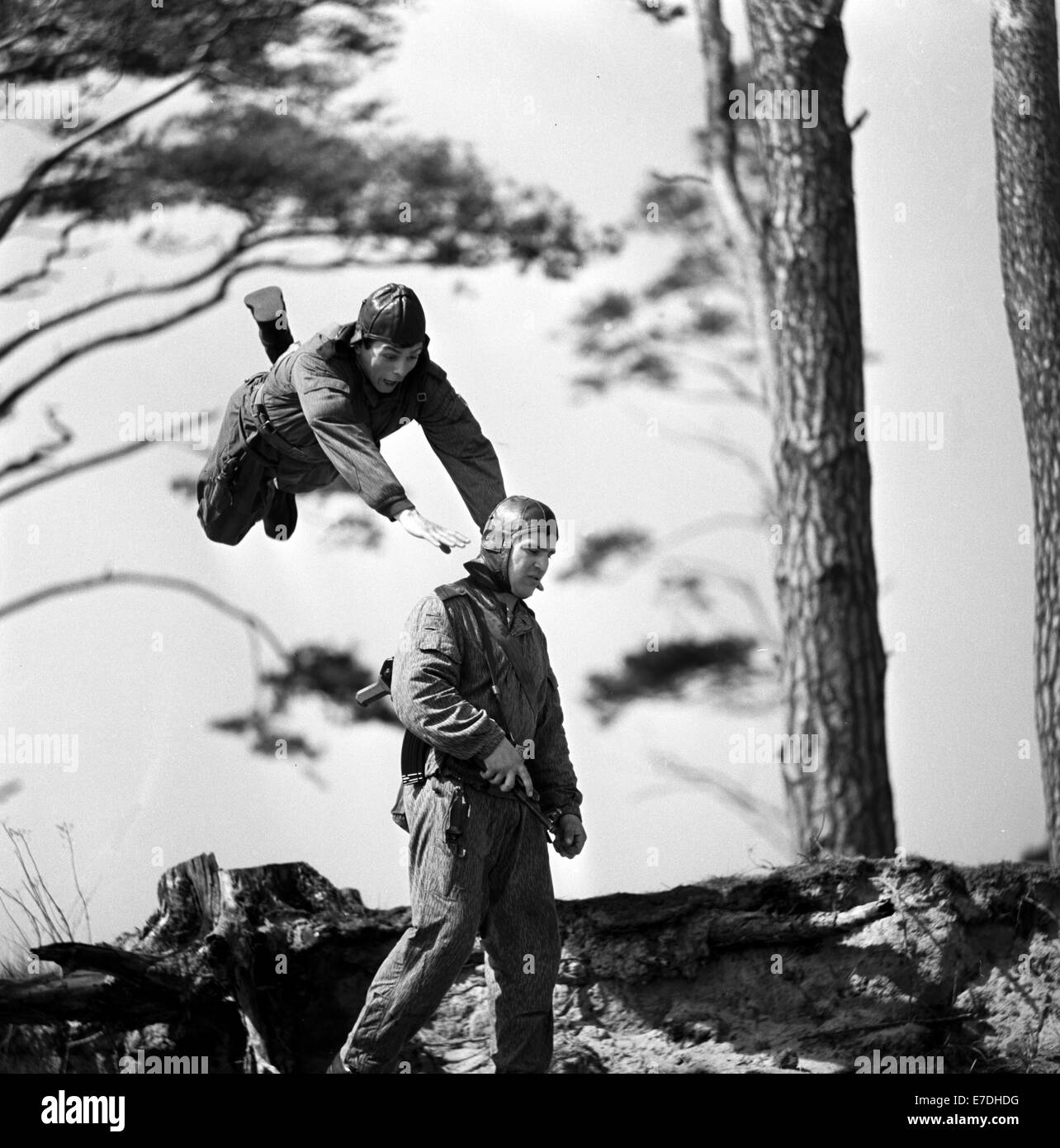 Ein Fallschirmspringer springt auf einen "Feind" von hinten während einer Trainingseinheit mit einer Einheit der ostdeutschen Nationalen Volksarmee Army (NPA) in Prora, Deutschland, 1966. Foto: Ernst-Ludwig Bach Stockfoto
