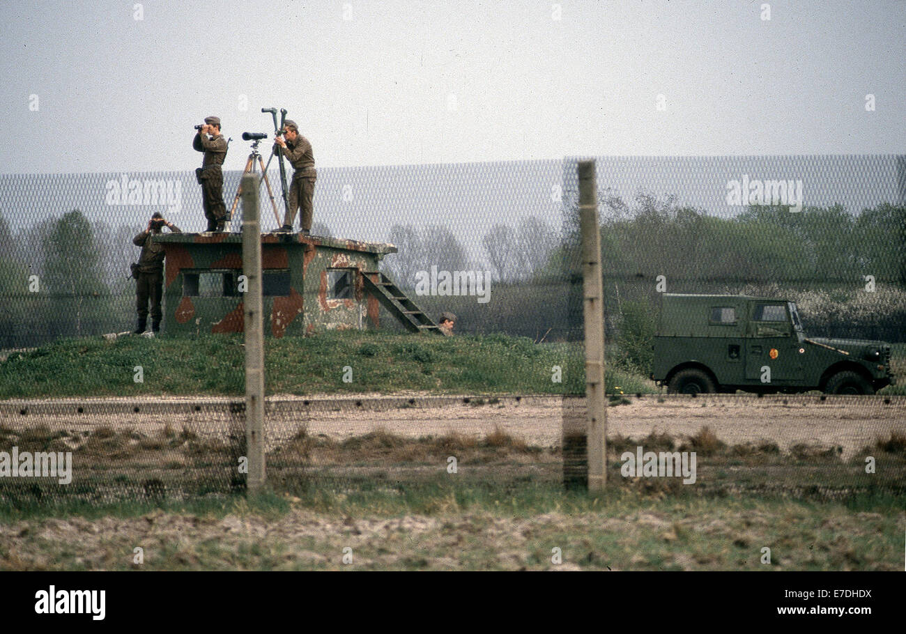 DDR-Grenzsoldaten beobachten die geschehen auf der westlichen Seite vom Territorium der DDR an der innerdeutschen Grenze zwischen Niedersachsen und Sachsen-Anhalt an der "Wildschwein-Ecke" (Wildschweineck) in der Nähe von Gummern, Deutschland, Juli 1984. Foto: Jürgen Ritter - kein Draht-SERVICE Stockfoto