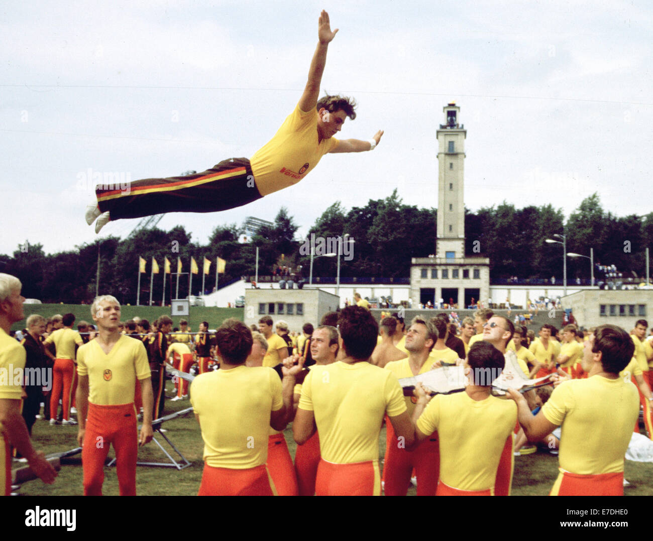 Eine Gymnastik Team aus der Armee Sport Club (ASV) während der Gymnastik Praktiken und Sportfest in Leipzig, Deutschland, August 1987. Der ASV war der Sportverein von der nationalen Volksarmee und trug die charakteristischen rot-gelb-Sportbekleidung. Foto: Ernst Ludwig Bach Stockfoto