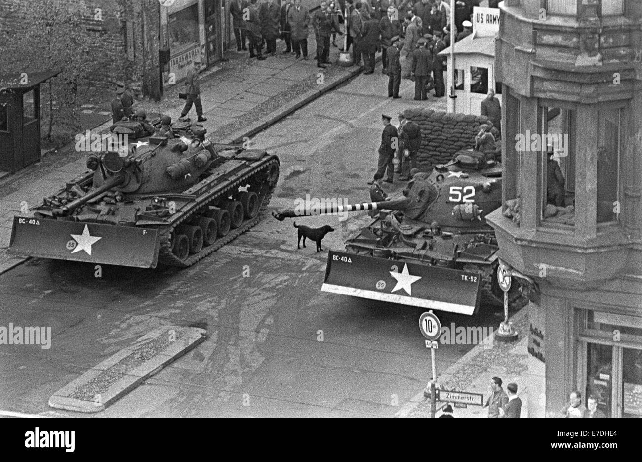 Amerikanische Panzer parken am Grenzübergang Checkpoint Charlie auf der Friedrichstraße in Berlin, Deutschland, 27. Oktober 1961. Nach einem Zwischenfall an der Grenze wurden sowjetische und amerikanische Panzer am Grenzübergang der Alliierten stationiert. Sie wurden einen Tag später ohne weitere Zwischenfälle wieder zurückgezogen. Fotoarchiv für Zeitgeschichtee - KEIN KABELDIENST Stockfoto