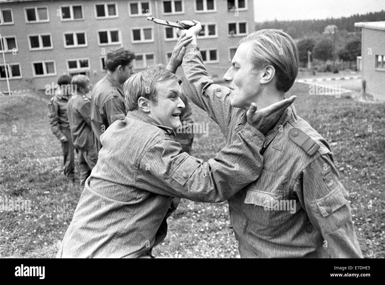 Ein Fallschirmjäger trifft einen "Feind" und verteidigt sich gegen einen Messerangriff während einer Trainingseinheit mit einer Einheit der ostdeutschen Nationalen Volksarmee Army (NPA) in Prora, Deutschland, 1976. Foto: Ernst-Ludwig Bach Stockfoto