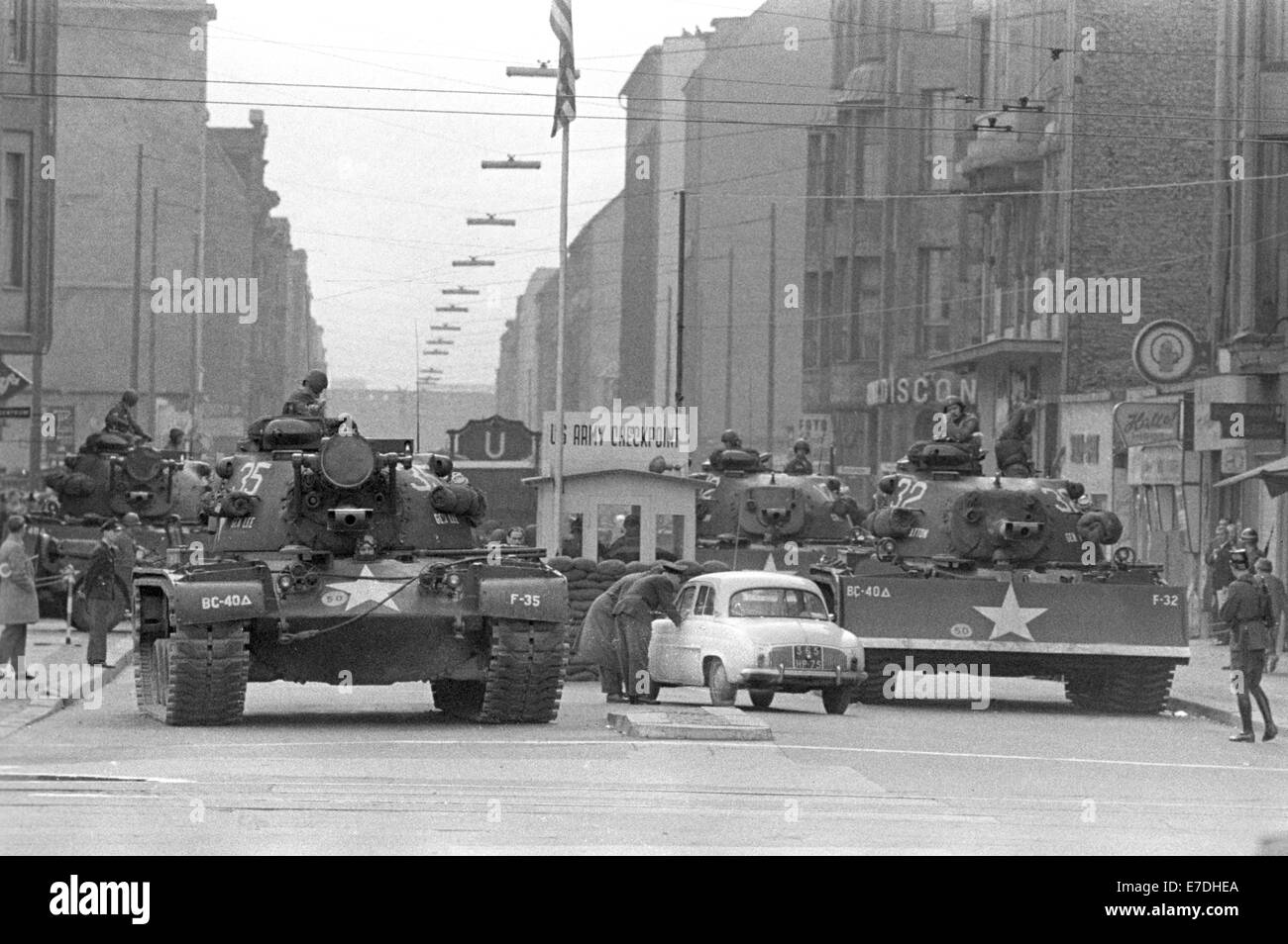 Amerikanische Panzer parken am Grenzübergang Checkpoint Charlie auf der Friedrichstraße in Berlin, Deutschland, 27. Oktober 1961. Nach einem Zwischenfall an der Grenze wurden sowjetische und amerikanische Panzer am Grenzübergang der Alliierten stationiert. Sie wurden einen Tag später ohne weitere Zwischenfälle wieder zurückgezogen. Fotoarchiv für Zeitgeschichtee - KEIN KABELDIENST Stockfoto