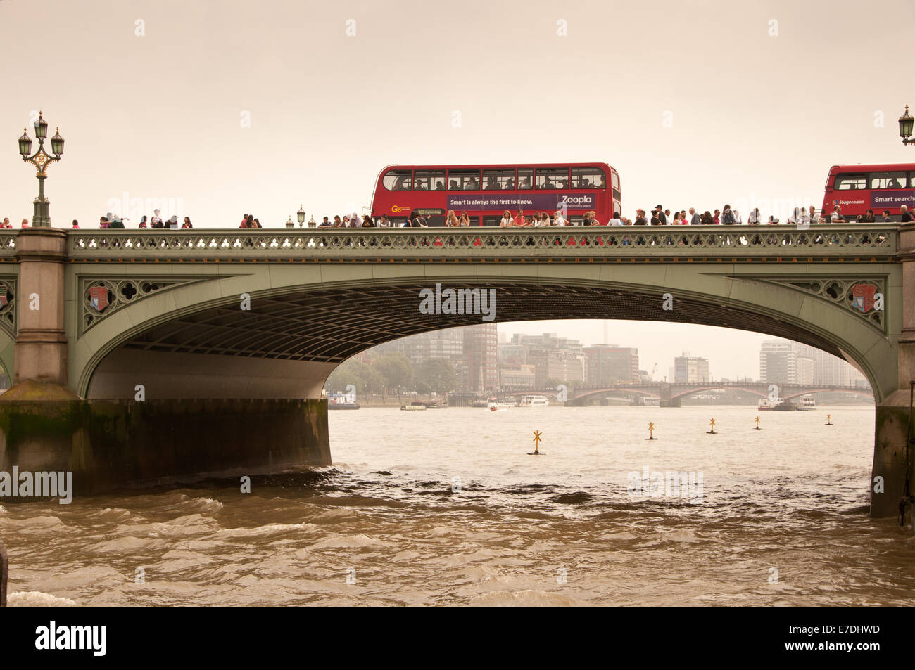 London Red Bus überquert die Themse an der Westminster Bridge Stockfoto