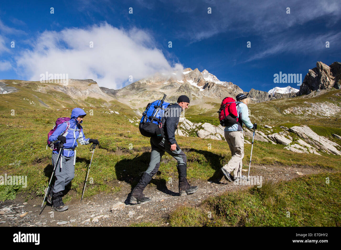 Wanderer auf die Tour de Mont Blanc im Vallon De La Lex Blanche in Italien unter Mont Blanc. Stockfoto