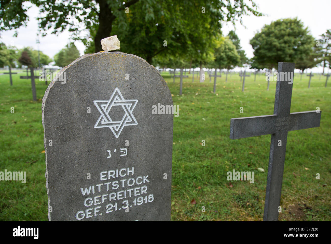 Neuville-Saint-Vaast, Frankreich, Grab von einem jüdischen Opfer auf den deutschen Krieg Friedhof Neuville-St-Vaast Stockfoto
