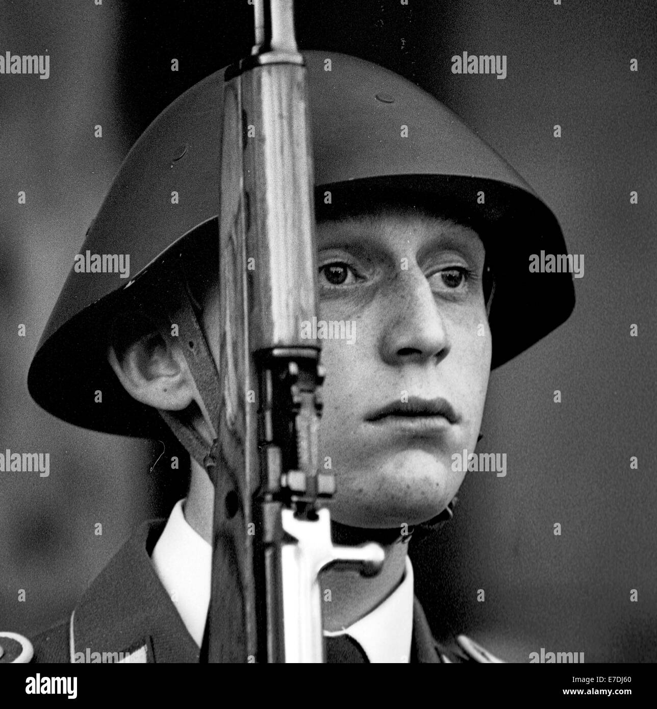 Ostdeutschland / Mitglied der nationalen Volksarmee (NPA - Nationale Volksarmee, NVA) steht stramm vor der neuen Wache-Haus (Neue Wache) auf der Boulevard Unter Den Linden ("unter den Linden"), Foto aufgenommen am 10.06.1979 in Berlin. Als Denkmal für die Opfer des Faschismus und Militarismus, die neue Wache-Haus (Neue Wache) bereits in der DDR bewacht wurde, ist heute es die zentrale Gedenkstätte der Bundesrepublik Deutschland für die Opfer von Krieg und Gewaltherrschaft. Foto: Paul Glaser - kein Draht-SERVICE Stockfoto