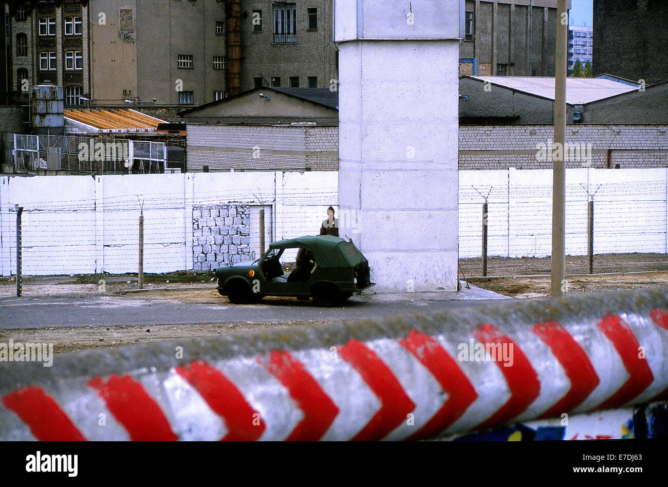 DDR Grenze bewacht Patrouille in einem Trabant Kuebel den Grenzstreifen entlang der Berliner Mauer in Berlin, Deutschland, 1987. Foto: Dieter Palm - kein Draht-SERVICE Stockfoto