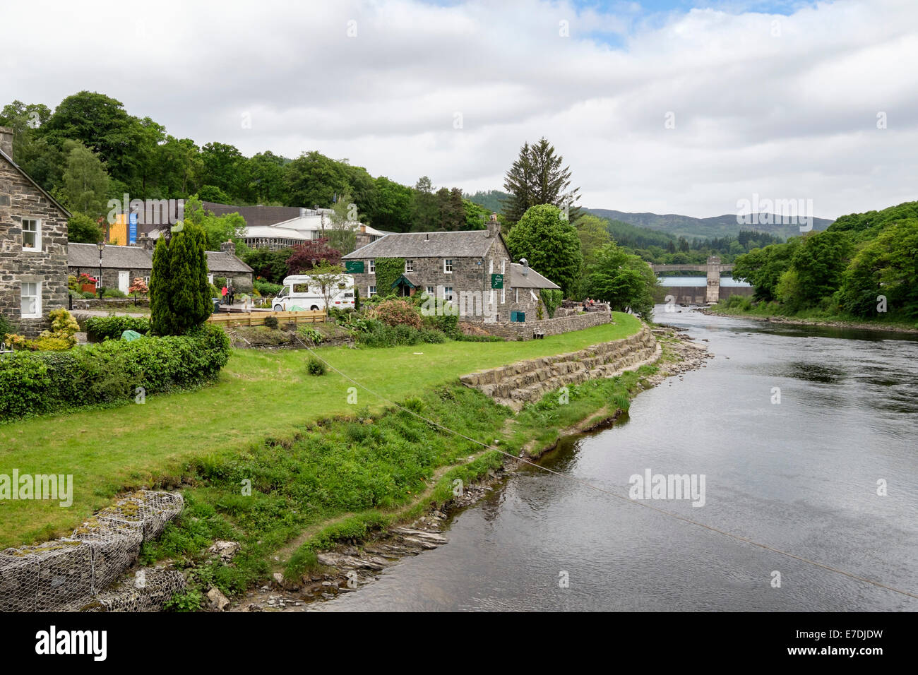 Blick über River Tummel riverside Inn im alten Ortsteil Port-Na-Craig unterhalb Staumauer in Pitlochry Perth und Kinross Scotland UK Stockfoto