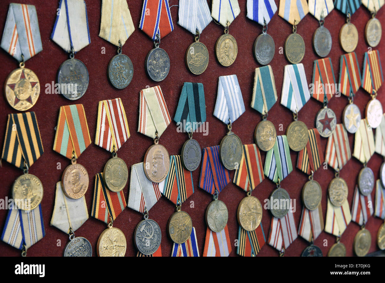 Sowjetische militärische Aufträge in der Sonderausstellung "Sperrgebiet - auf die militärische Präsenz in der Region" im Museum Alte Bischofsburg in Wittstock, Deutschland, 24. Januar 2006. Die Kollektion die öffnet am 26. Januar 2007 erzählt die militärische Nutzung des Strömungsfeldes Militärausbildung in Kyritz-Ruppiner Heide. Die Nazis gegründet dem Flugfeld um Fallschirmjäger in Alt-Daber/Wittstock zu trainieren. Nach 1945 übernahm die Rote Armee und richten Sie einen festen Start-und Landebahn im Jahr 1953. Seit der Abzug der sowjetischen in 1994 Truppen, will die deutsche Armee die so genannte "Bombodroms" als Übungsplatz. Foto: Jens Bu Stockfoto