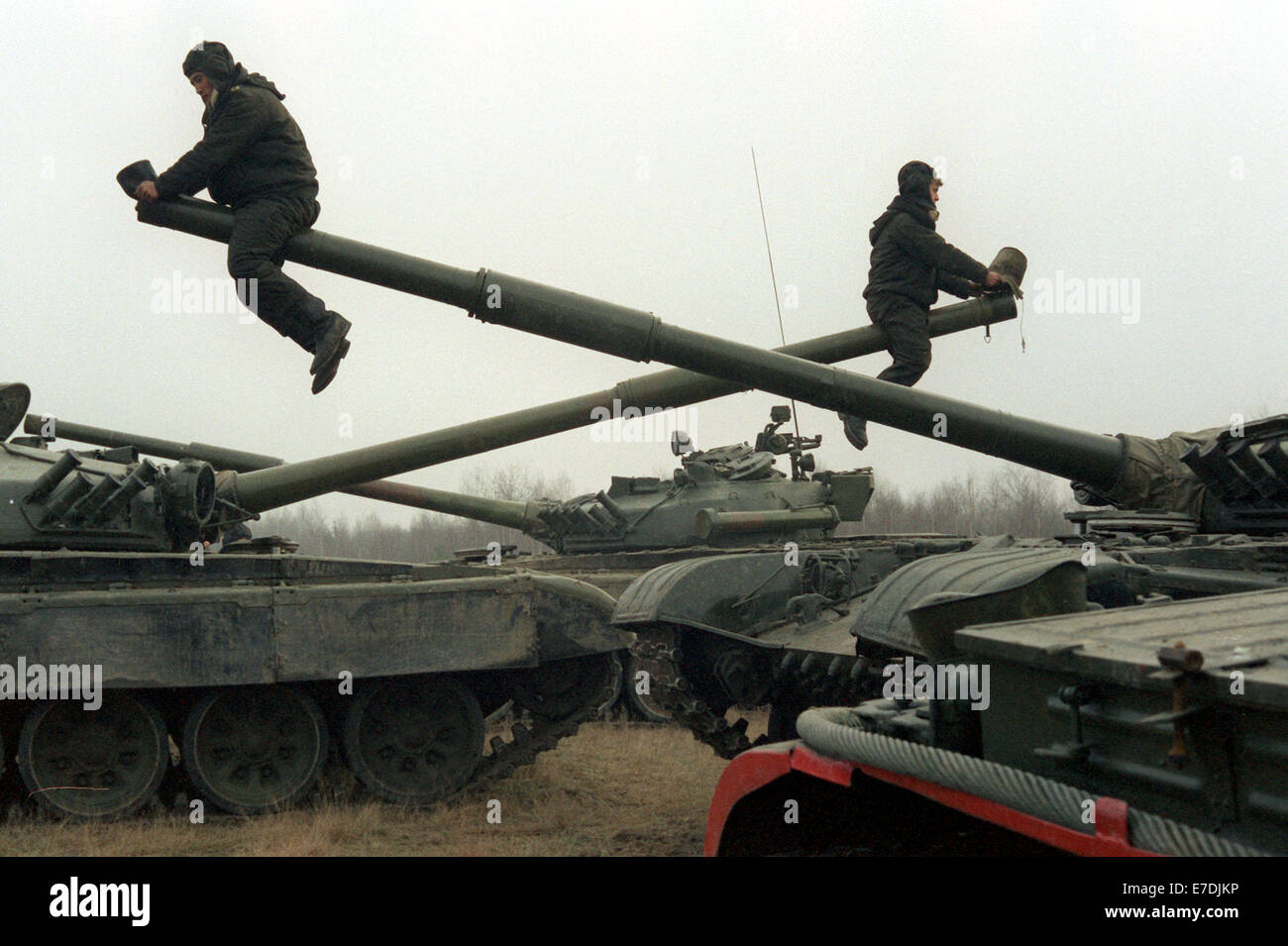 "Tank Riders" in Aktion auf einem militärischen Übungsgelände in Wünsdorf, Sitz des russischen Western Gruppe Oberkommandos, Rückzug ihrer Technologie vorbereiten. Stockfoto