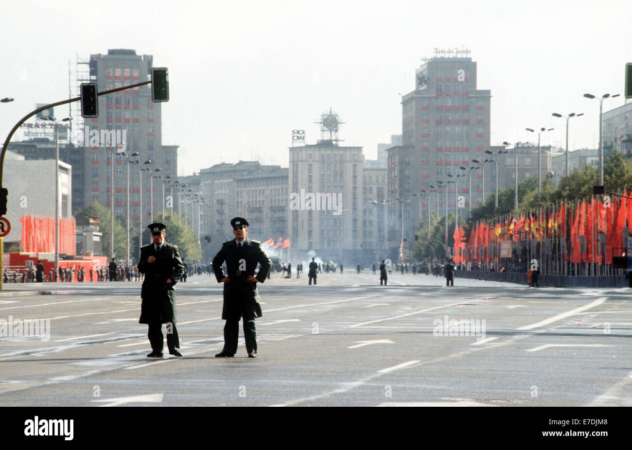 Zwei Polizisten stehen auf Karl-Marx-Allee, wo die letzten nationalen Volksarmee Militärparade nahm am Jahrestag der Gründung der DDR in Ost-Berlin, 7. Oktober 1989 Platz. Foto: Günter Gueffroy Stockfoto