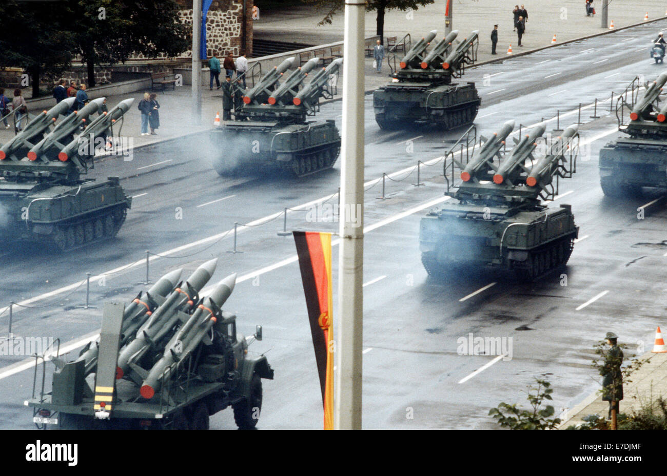 Rakete Kutschen und Lauffläche Fahrzeuge sind Karl-Liebknecht-Straße in Berlin, Deutschland, 7. Oktober 1989 gesenkt. Dies war das letzte Mal, das der nationalen Volksarmee an diesem Tag, dem Jahrestag der Gründung der DDR in der Ost-Berliner-Zentrum eine Militärparade statt. Foto: Günter Gueffroy Stockfoto