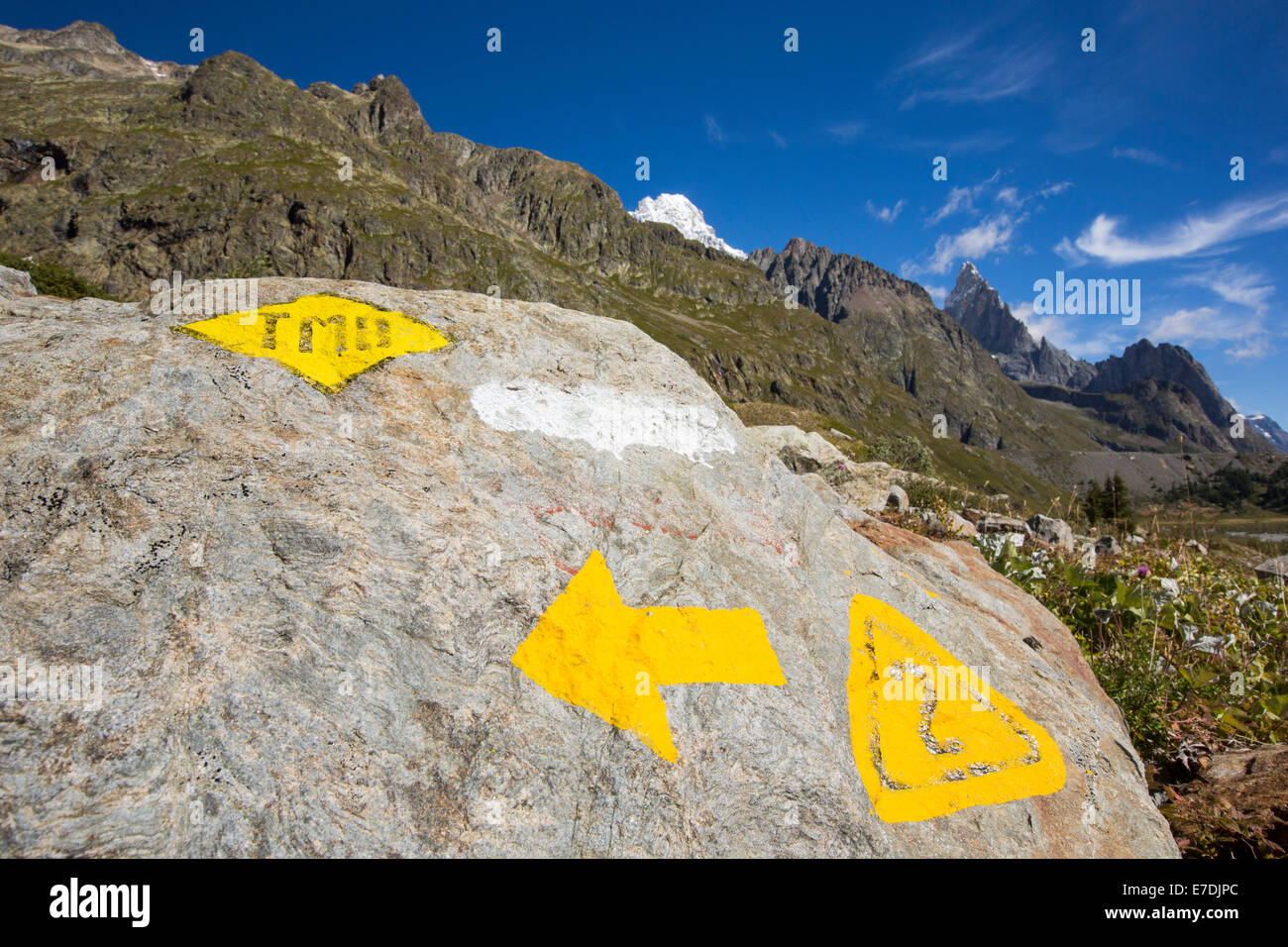 Tour du Mont Blanc-Route markiert auf einem Felsen im Vallon De La Lex Blanche in Italien unter Mont Blanc. Stockfoto Tour du Mont Blanc-Route markiert auf einem Felsen im Vallon De La Lex Blanche in Italien unter Mont Blanc. Stockfoto