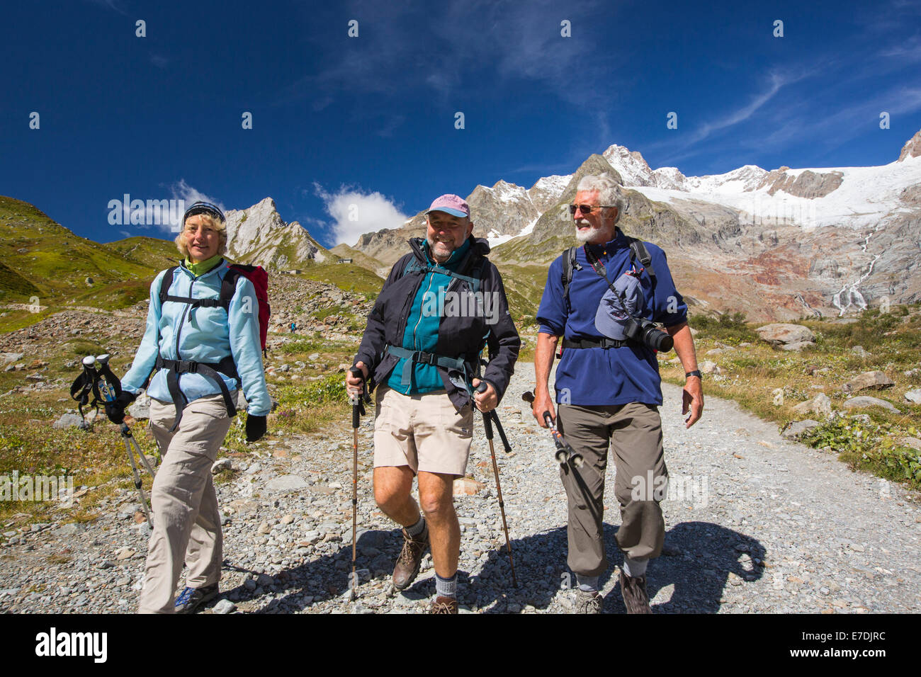 Wanderer auf die Tour de Mont Blanc im Vallon De La Lex Blanche in Italien unter Mont Blanc. Stockfoto Wanderer auf die Tour de Mont Blanc im Vallon De La Lex Blanche in Italien unter Mont Blanc. Stockfoto