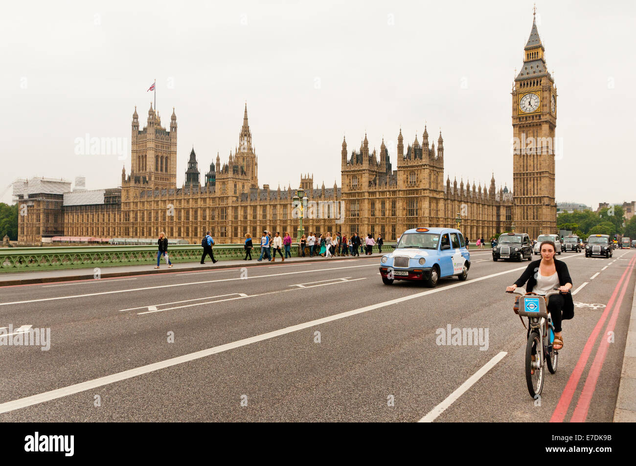 Taxis und Radfahrer auf Westminster Bridge unter Big Ben Stockfoto