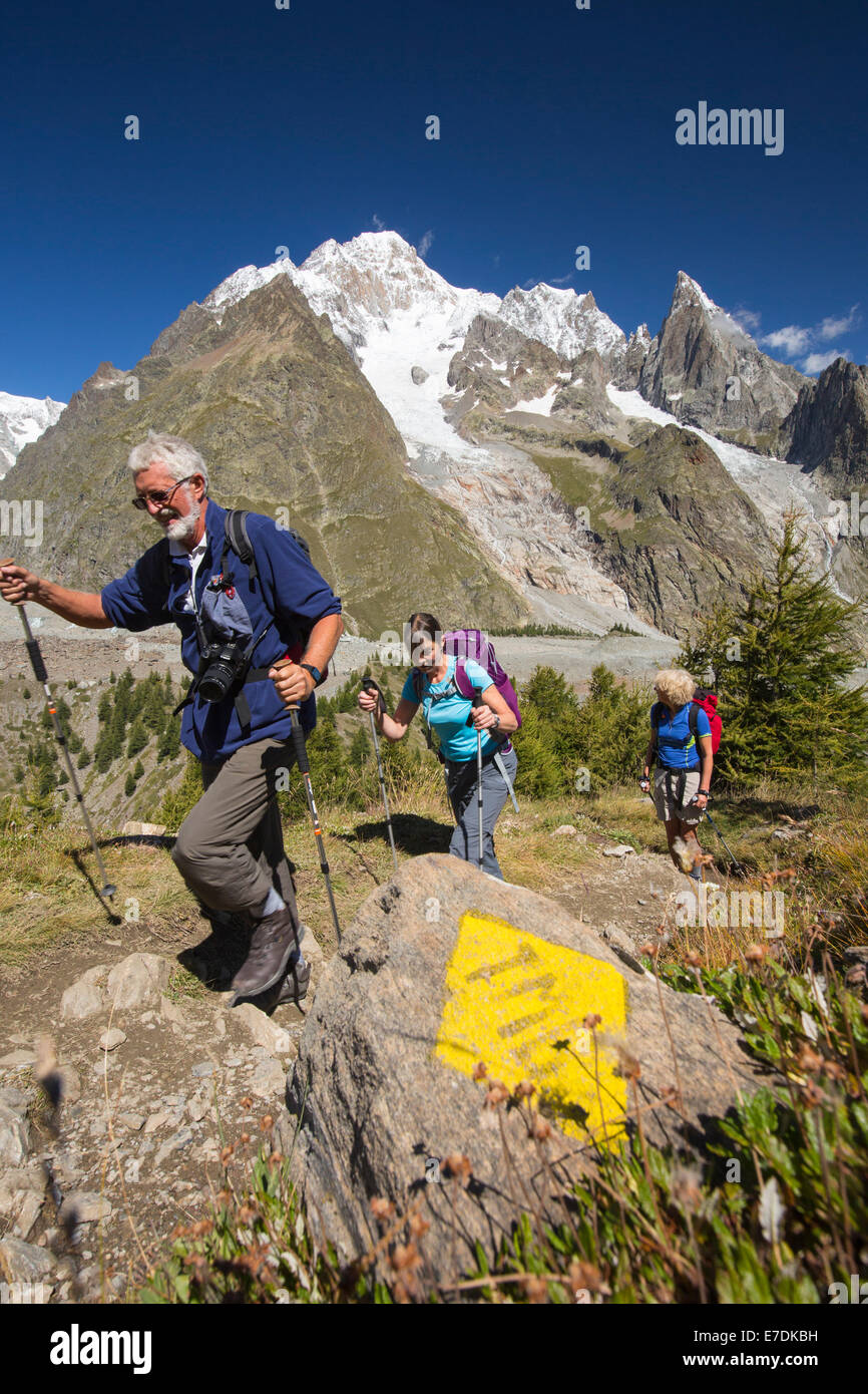 Wanderer auf der Tour de Mont Blanc aufsteigenden des Vallon De La Lex Blanche in Italien unter Mont Blanc. Stockfoto Wanderer auf der Tour de Mont Blanc aufsteigenden des Vallon De La Lex Blanche in Italien unter Mont Blanc. Stockfoto