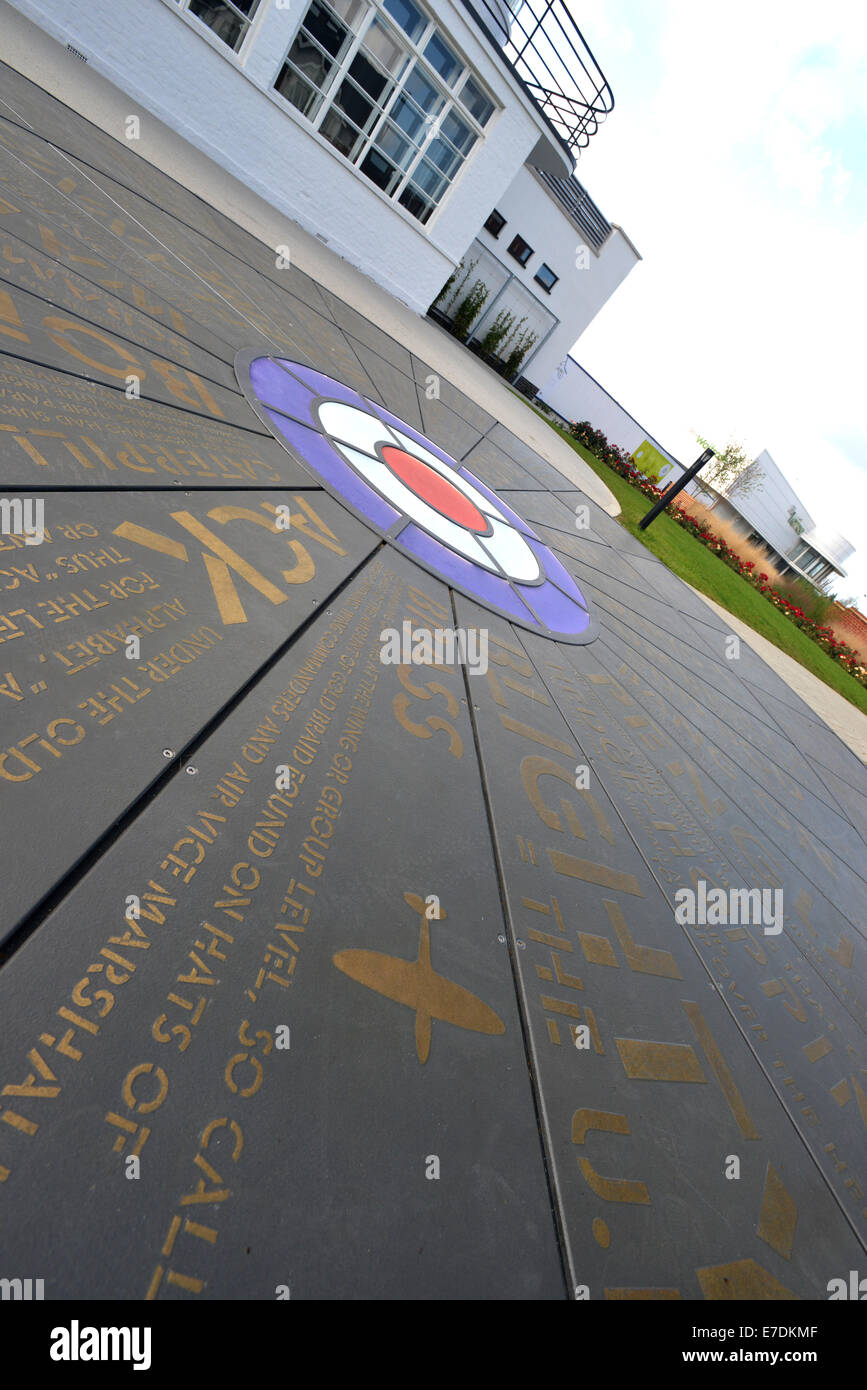 RAF Denkmal Inschrift auf dem Boden vor den restaurierten West Malling Airfield Control Tower / Stockfoto