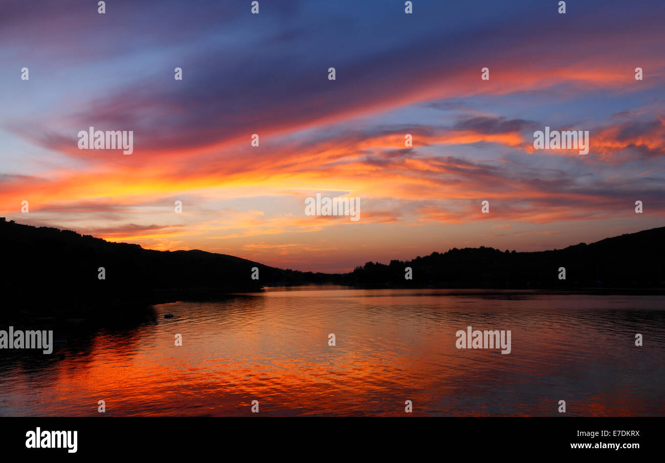 Bewölkten Sonnenuntergang auf Dugi Otok in Kroatien Stockfoto